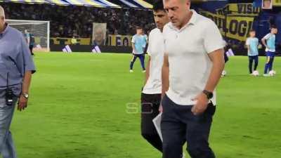 Un tecnico al que despiden asi de la cancha no puede seguir dirigiendo