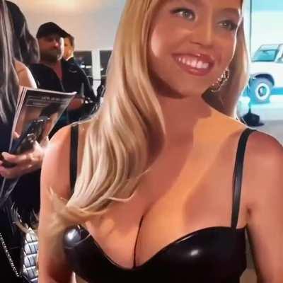 Sydney Sweeney, bless the camera man