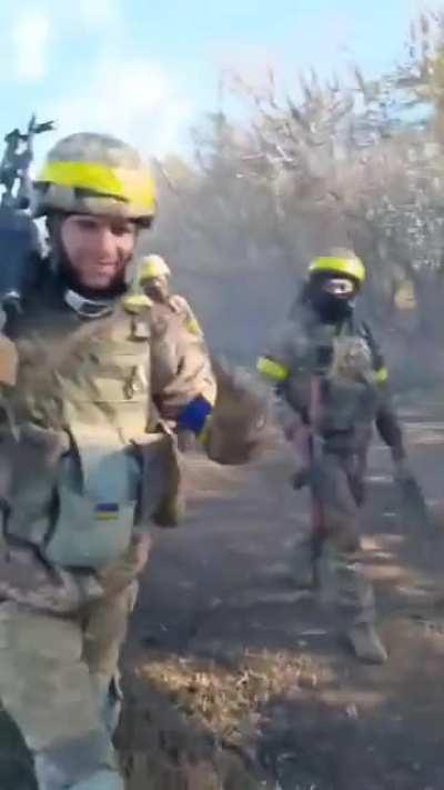 UA pov - Heavily armed Ukrainian fighters on the move in the South. What looks like NLAWs are present among their equipment