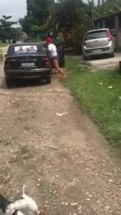 A Senhora vendeu o voto e votou em outro político. A mulher descobriu e foi resolver com ela