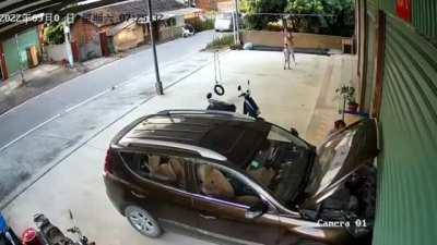 Man gets crushed by car - skip to 0:40