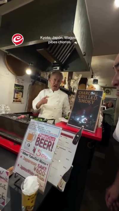 Cuando viajas al exterior y el barrio no te abandona 🎹