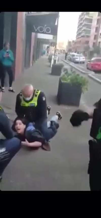 Karen freaks out over mask regulations in Melbourne