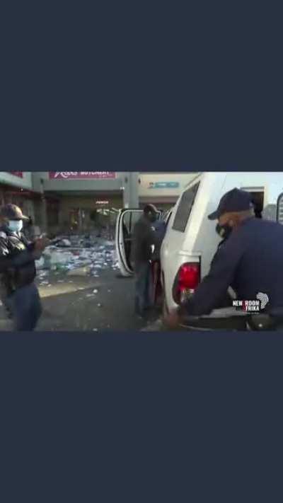 WCGW not handcuffing and securing people you have just arrested