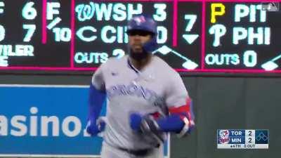 [Highlight] Teoscar Hernandez hits his 30th home run of the year to tie the game