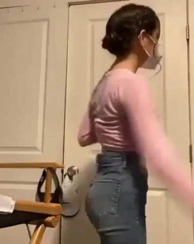 Jenna looks good in those jeans