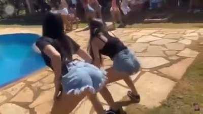 Телефон путешествует из одного кармана в другой