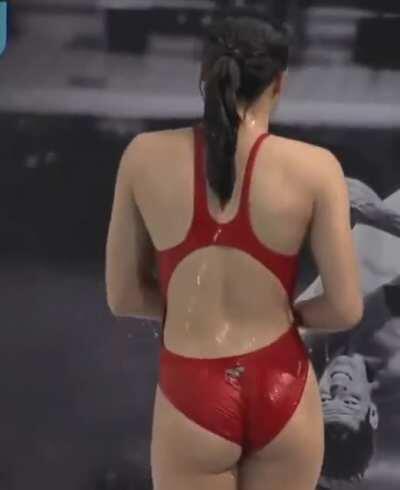 Turkish Diving Beauty Stuns Crowd