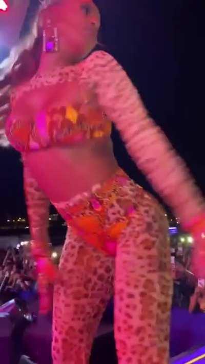 Anitta e seu rabo delicioso