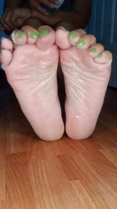 Aia_loey Sexy Green Toes & Oily Soles 