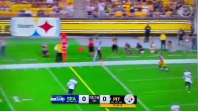 [Highlight] Mitch Trubisky scrambles and hits the wide open receiver for his first TD as a Steeler