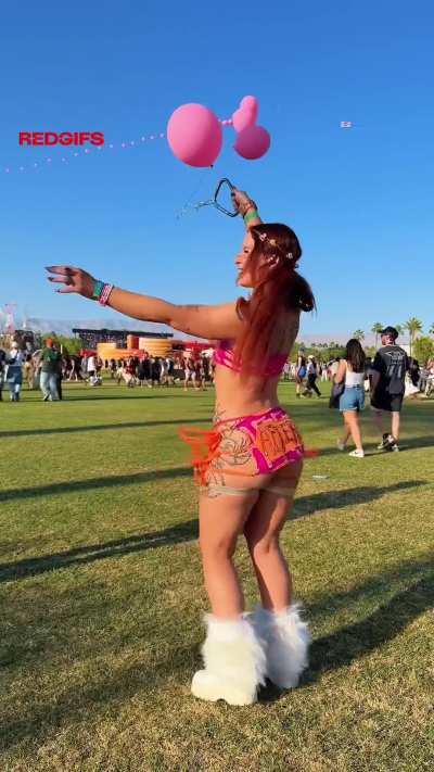 bouncing my booty at coachella ;) would you stare?