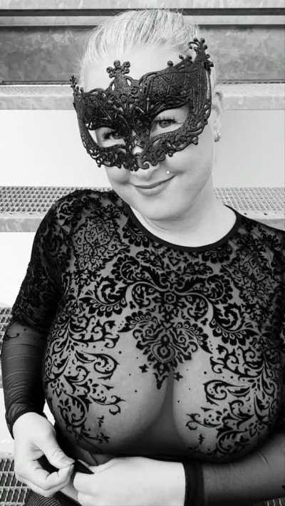 Any guys like curvy cougar? 36f