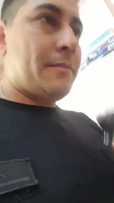 Policía de Mendoza se cansó de que le paguen poco y entregó su arma