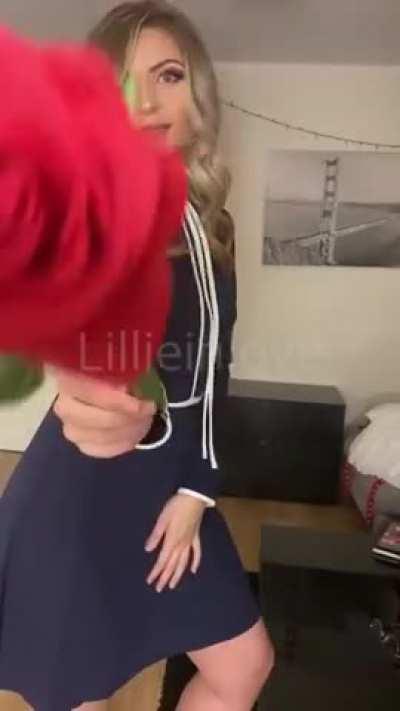 How the world see’s me VS how you guys see me.. 🌹