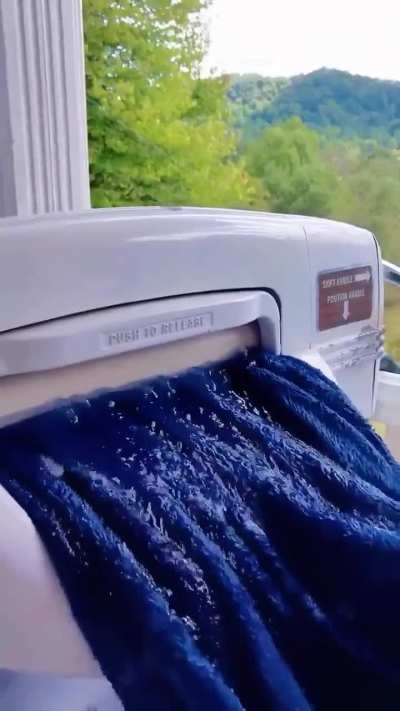 Automatic clothes wringer