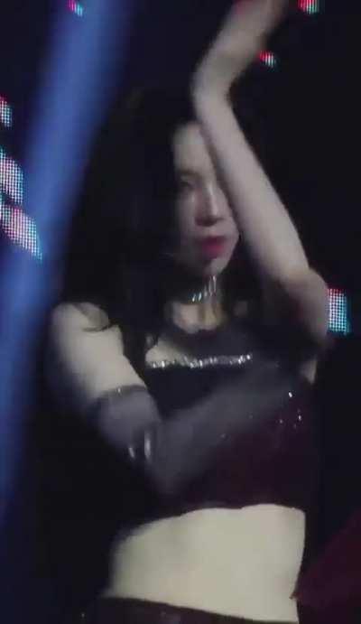 Karina cleavage in bra and skirt 🥵🥵