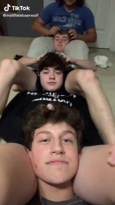 Comforting thighs (credit: @matthewbaerwolf)