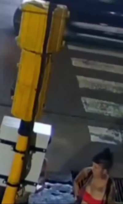 Pareja de grafiteros detenidos después de ser vistos haciendo vandalismo urbano