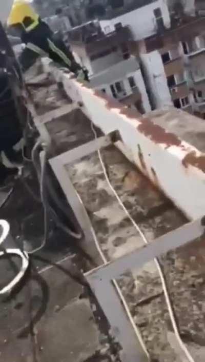 Drunk dude sleeping on building rooftop. Translation in comment section