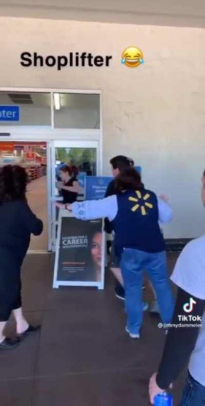 Shoplifter drops her keys while fleeing from the crowd at Walmart