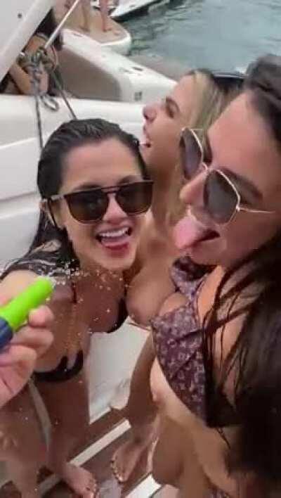 Grazi Mourão e duas amigas