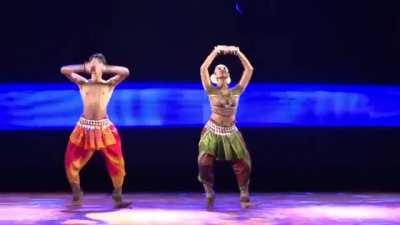 A very beautiful Odissi duet and great song too. It looks like a fusion with Kuchipudi style(source unkown)
