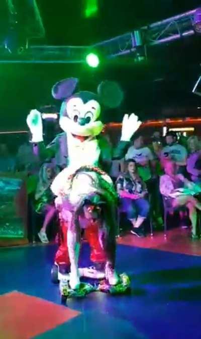 Mickey Mouse heads to the public domain