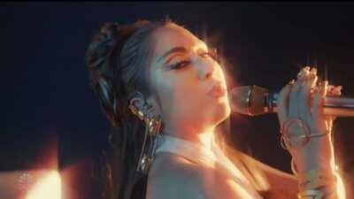 For all the international Kali fans that couldn’t access the performance on YouTube, here’s the performance of “telepatía” on The Tonight Show Starring Jimmy Fallon