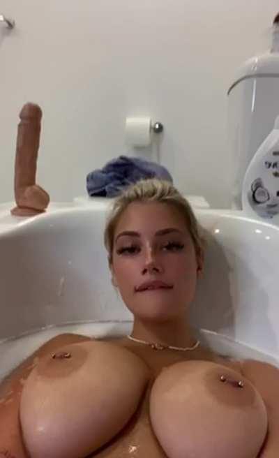 Stunning blonde showing us her preferred size 😍