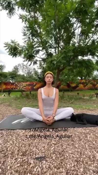 El video de Angela haciendo yoga