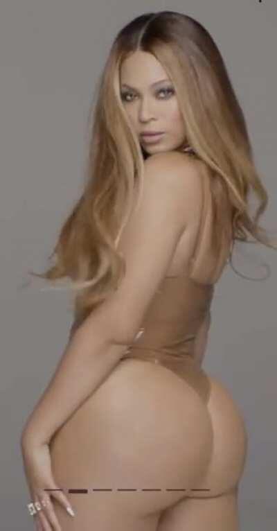 Beyoncé presents her booty (and her product of course 😉)