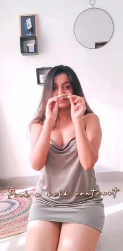 Look at her milky inner thighs