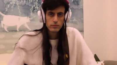 Bursa kızı gitar çalıyor.