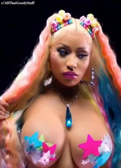 Nickis Titties Bouncing