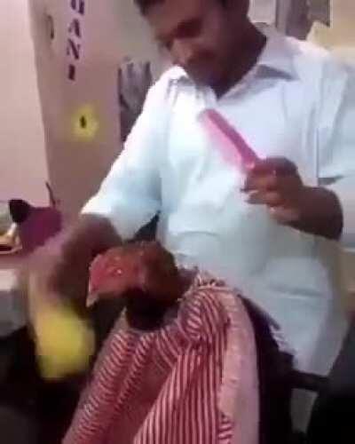 Clavando cortesito empresario