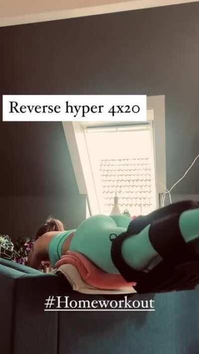 This girls knows her angles (@marthenice)