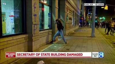 rioter in Grand Rapids, MI fails at smashing window