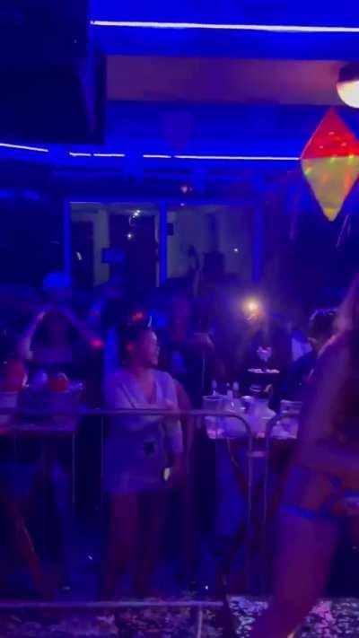 Dj Erikinha - Bundinha um show no palco.