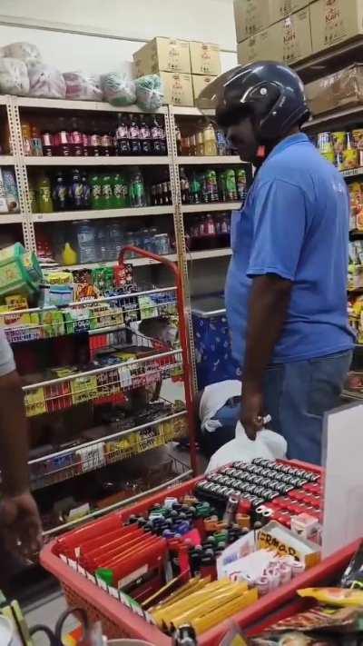 Grocery store fight in Malaysia (full video)