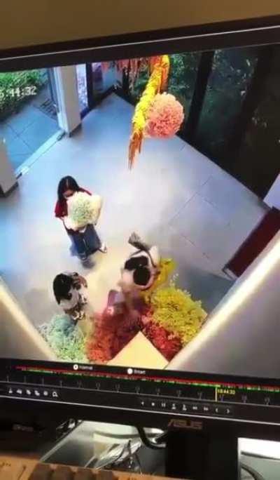 Karen and her little Karens in the making ruined an art installation to take photos of her dog