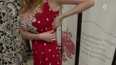 Kommt aus dem Kleid nicht heraus - Unser Russland (2018)