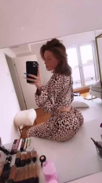 I wanna fuck Shirin David‘s fat fake ass