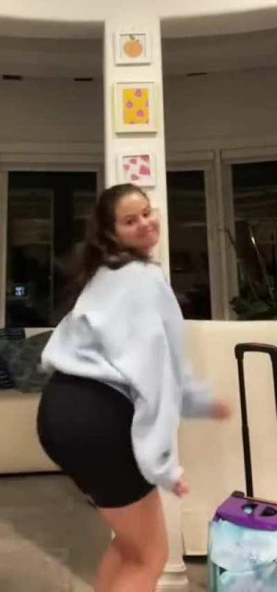 Selena Gomez’s huge booty 🍑