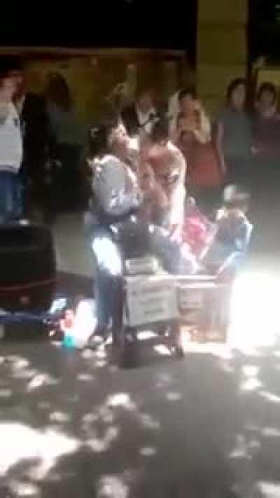 Слепая женщина на улице Мехико исполняла популярную песню чилийской певицы Мириам Эрнандес 