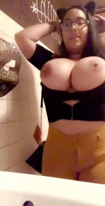 Jaki Senpai monster latina melones 😈💜