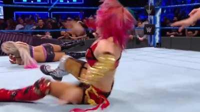 Alexa Bliss taps out to the Asuka lock!