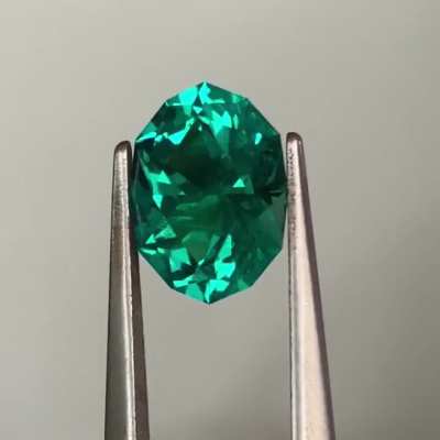 Super busy at Tucson, but I can’t forget to share this hydrothermal lab emerald (“Colombia” color), in my Brandon-Sanderson-inspired “Edgedancer” oval! 6.5 x 9mm