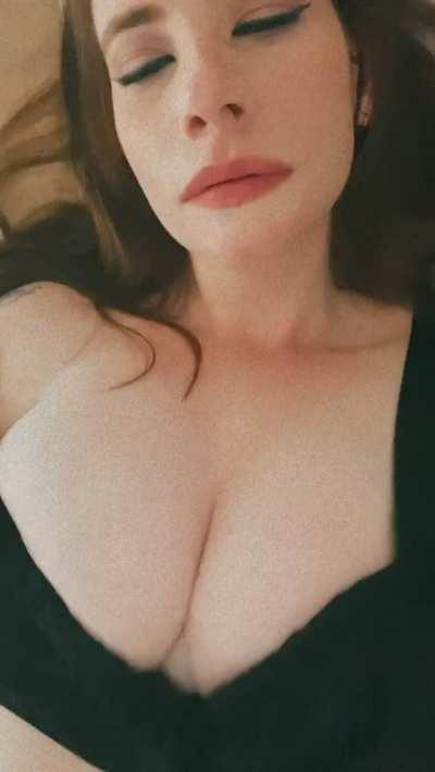 Rip this bow apart to see my tits bounce when you’re pounding me