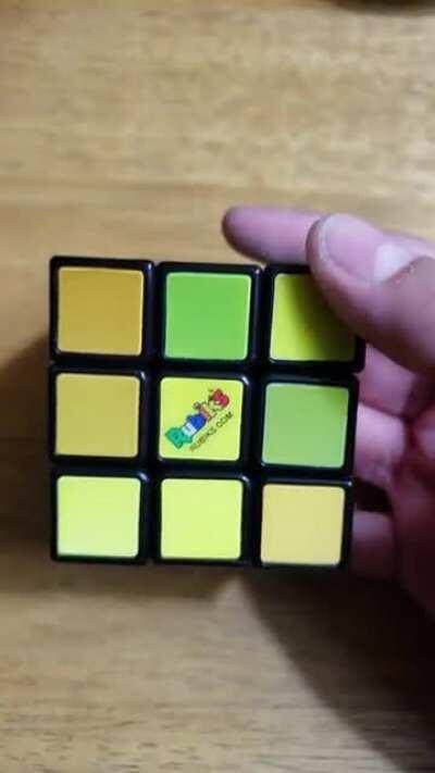 Tengo un Rubik's impossible, los colores cambian dependiendo del angulo en el que lo veas.